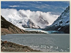 32 Hinter dem Gletschersee versteckt sich der Cerro Torre in den Wolken