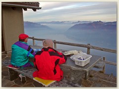 20 Abendstimmung vor der Hütte