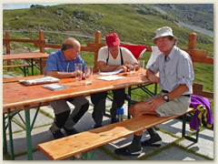 05.2 Auf der sonnigen Terrasse geniessen wir beim Kartenstudium ein kühles Getränk