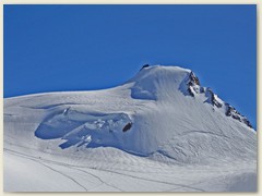 22 Die Signalkuppe 4554 m, kaum sichtbar die Seilschaft unterhalt dem Rifugio Regina Margherita