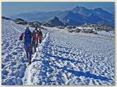 35 Genussvolle Querung des Endregletschers, dann über einen erhebenden Felsgürtel mit einer Schneeauflage und an exponierten Stellen mit Seil gesichert in Richtung Punta Indra